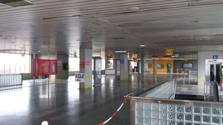 Metro seferlerini durduran olay raylara atladı