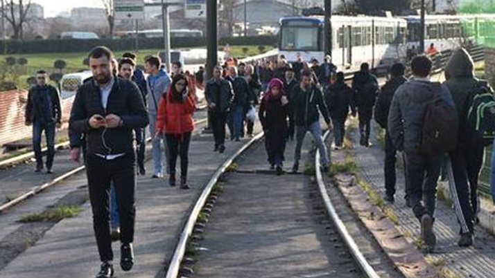 Topkapı’da aynı bölgede tramvay yine raydan çıktı