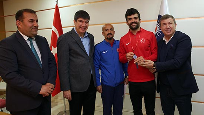 İşitme Engelli Milli Atletler Türel’i ziyaret etti