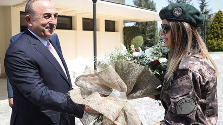 Bakan Çavuşoğlu polislerle bir araya geldi