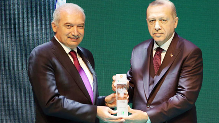 Mevlüt Uysal’a “En Yeşilaycı Siyasetçi” ödülünü Cumhurbaşkanı Erdoğan verdi