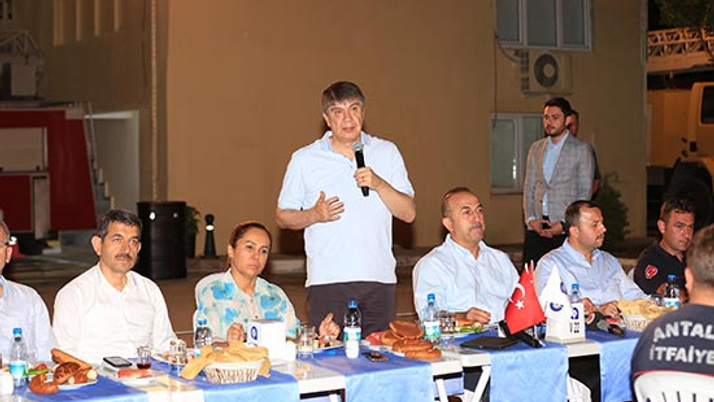 Bakan Çavuşoğlu ve Başkan Türel itfaiye erleri ile birlikte sahur yaptı