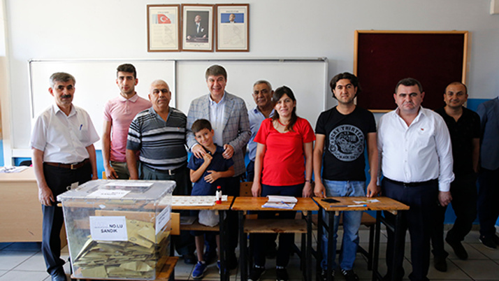 Başkan Türel oyunu kullandı