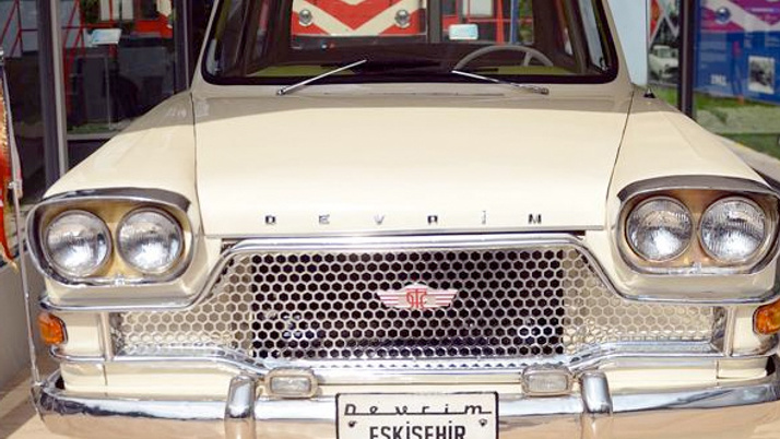 Türkiye'nin ilk otomobili Devrim ilgi odağı oldu
