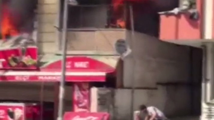 Esenyurt'ta 4 katlı binada yangın! Mahsur kalanlar var