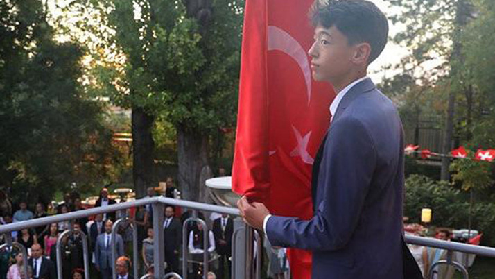 Büyükelçi Türk bayrağı için oğlunu görevlendirdi