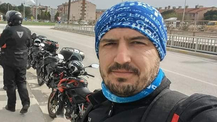 Ata çarpan motosikletin sürücüsü öldü!