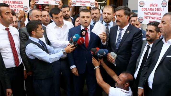 3 milyon dolar bozdurdu Türk lirasını öpüp kalbine koydu