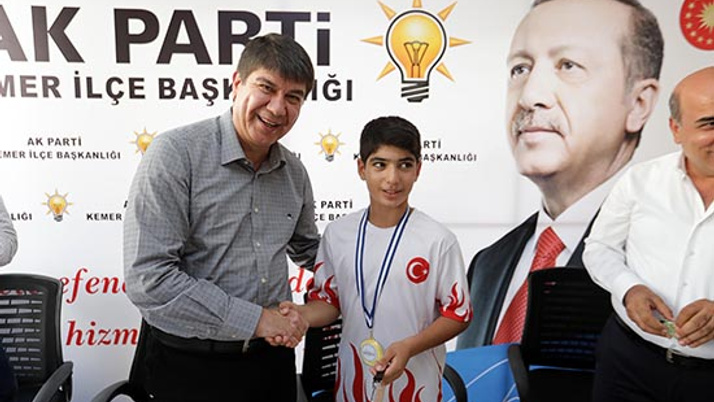 Türel’den başarılı sporcuya hediye