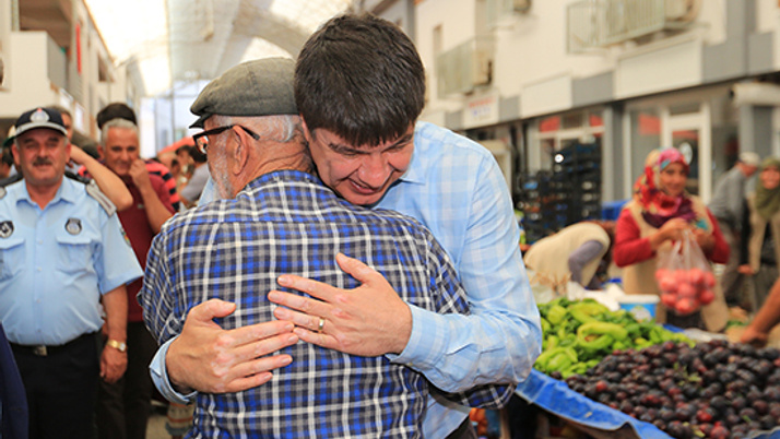 Türel Elmalı’da esnafla kucaklaştı