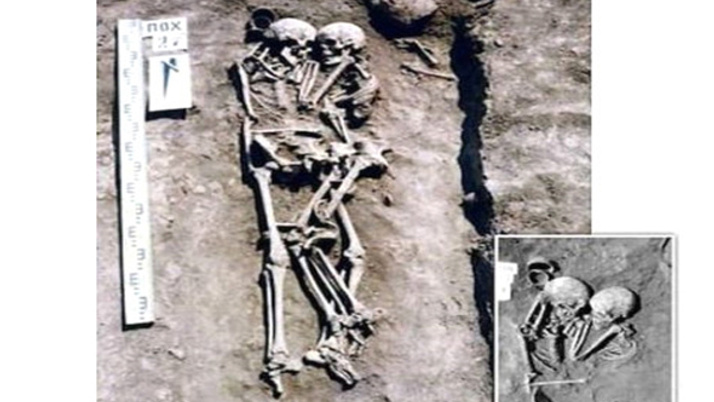 'Ölümsüz aşk' varmış dedirtti! 3 bin yıllık mezarda...