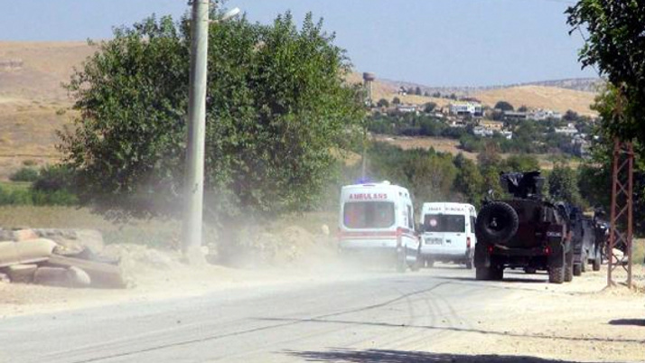 Askeri aracın geçişi sırasında patlama!