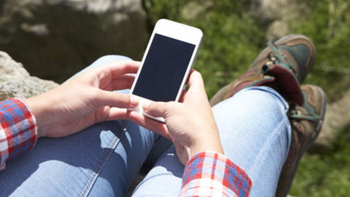 Cep telefonunu iki elle kullanmak vücuda 5 kat fazla yük!