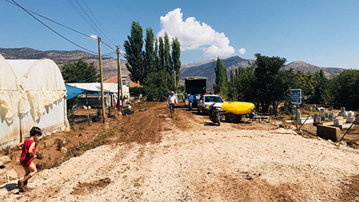 Büyükşehir Elmalı’da yaraları sarıyor