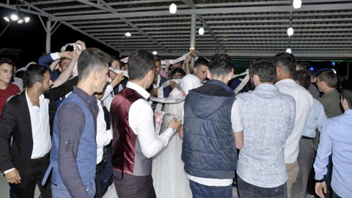 Düğünde takılan paralar uç uca eklendi bakın kaç metre oldu?