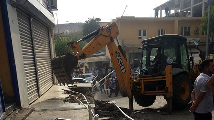 Elektrikleri kesilen belediye, Dicle Elektrik hizmet binasını yıktı!