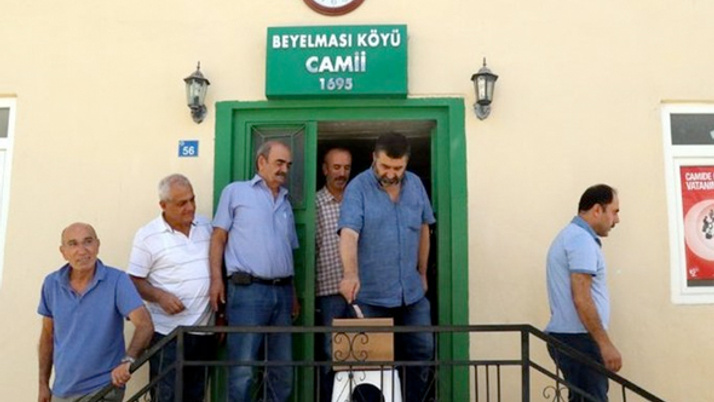 Elazığ'da cuma namazı çıkışı kediler için mama parası toplandı