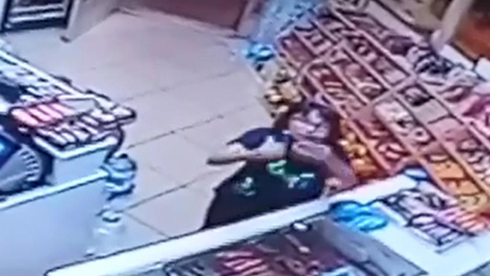 13 yaşındaki kızın market kamerasına yaptığı hareket olay oldu