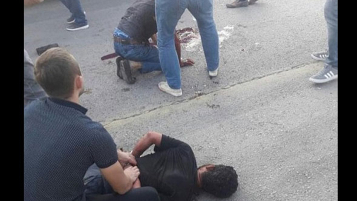 Durakta katliam! 'Şeytanım' deyip 2 kişiyi bıçakla katletti...