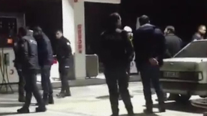 Şoförü silahla tehdit ettiler! Otobüstekiler polis çıkınca...