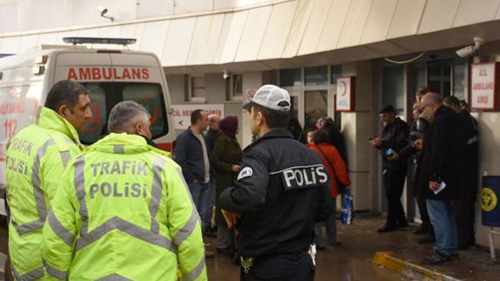 Polis memuru silahını temizlerken arkadaşını vurdu