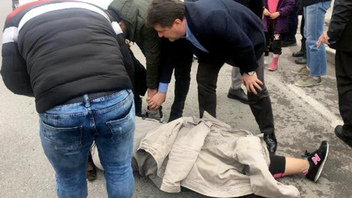 AK Parti'nin doktor adayı yaralı kadına ilk müdahaleyi yaptı