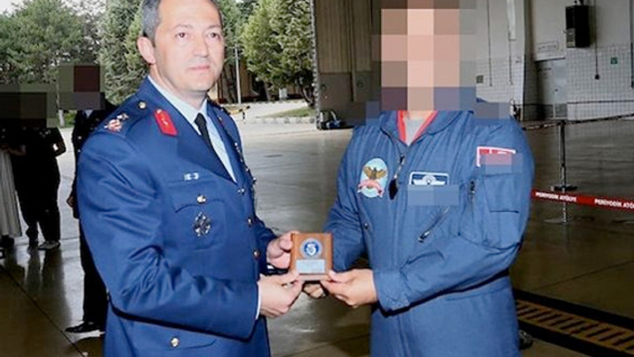 Bütün savaş uçaklarından sorumluydu bir anda emekliliğini istedi
