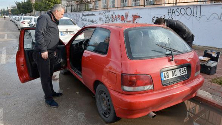 Otomobilinde hırsızı görünce şok yaşadı