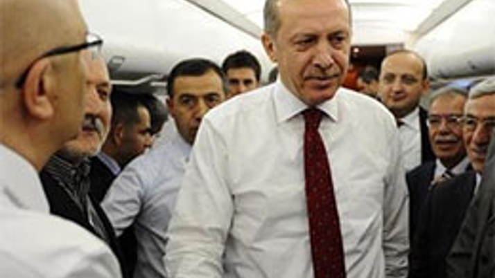 Erdoğan uçakta türkü söyledi