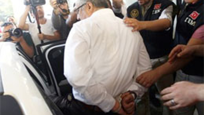 Cemaatçi polis neden arkadan kelepçelendi?