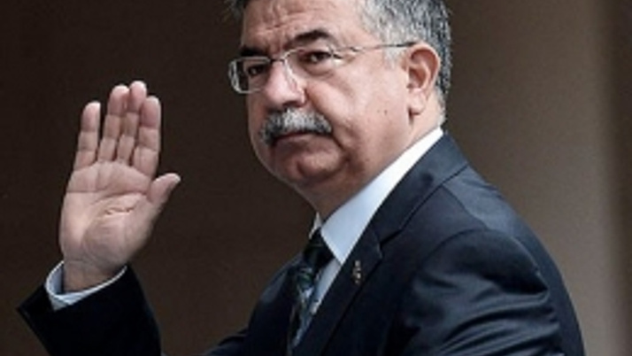 Başbakan Davutoğlu'ndan zafer pozu!