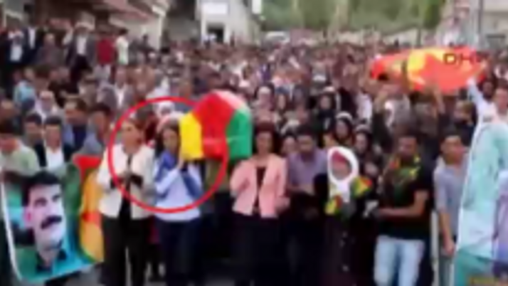 HDP'li vekil teröristin cenazesini omuzladı!