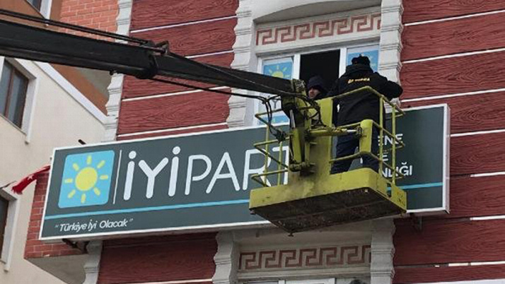 İstifa eden İyi Partili tabelasını da yanında götürdü