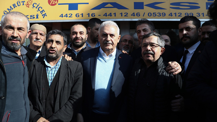 Binali Yıldırım müşteri telefonlarına baktı, anons geçti