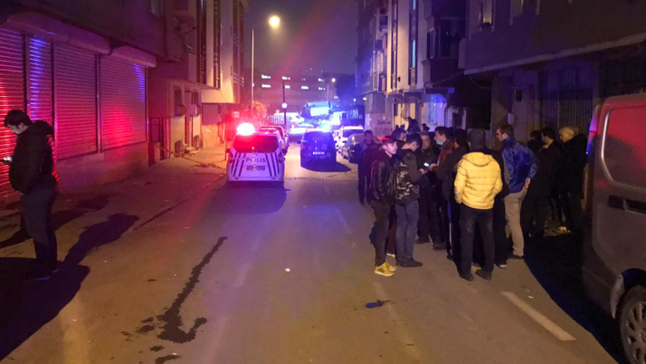Gaziosmanpaşa'da depremin ardından çatlakların oluştuğu bina boşaltıldı