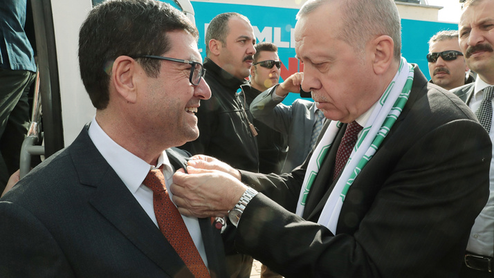 CHP'den ayrılarak AK Parti'ye geçen Barış Saylak'ın rozetini Cumhurbaşkanı Erdoğan taktı