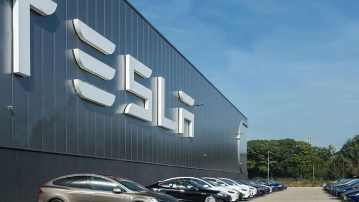 Gözlerinin yaşına bakılmadı! Tesla'da 150 çalışan işten kovuldu