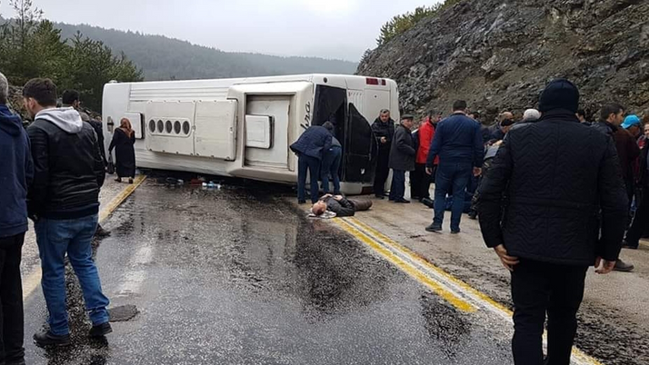 Cenazeye giden otobüs şarampole yuvarlandı