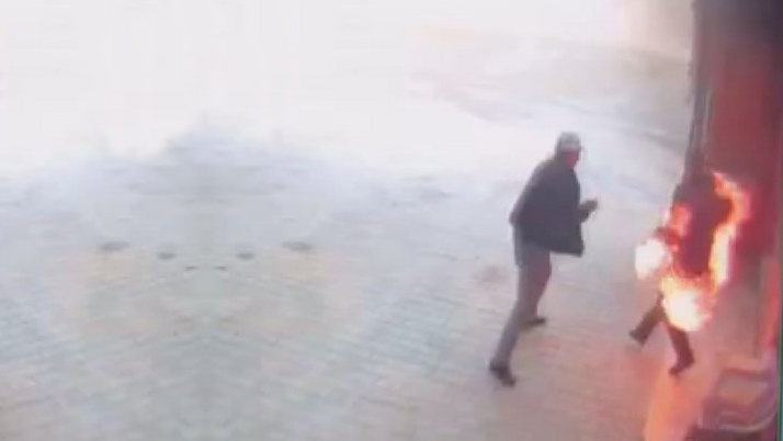 Sobaya yanıcı madde dökerken kendini yaktı