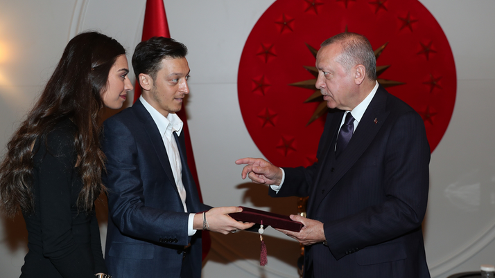Cumhurbaşkanı Erdoğan, Mesut Özil'i ve Amine Gülşe'yi kabul etti