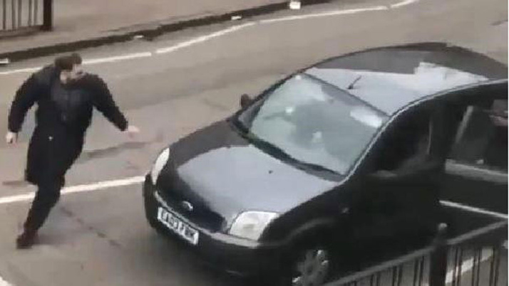 Londra'da cami önünde müslüman gruba ırkçı saldırı!