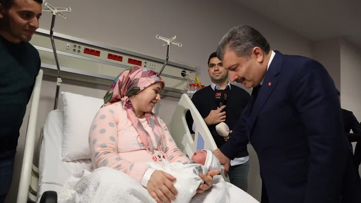 Saglik Bakani Fahrettin Koca 2020 Yilinin Ilk Bebegini Ziyaret Etti Internet Haber