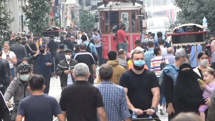 İstanbul'da sokağa çıkma yasağı geliyor! Sebebi de işte bu fotoğraflar ne maske var ne mesafe