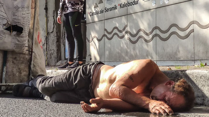 İstanbul Beşiktaş'ta bayılan kağıt toplayıcısı ayılınca sağlıkçılara saldırdı