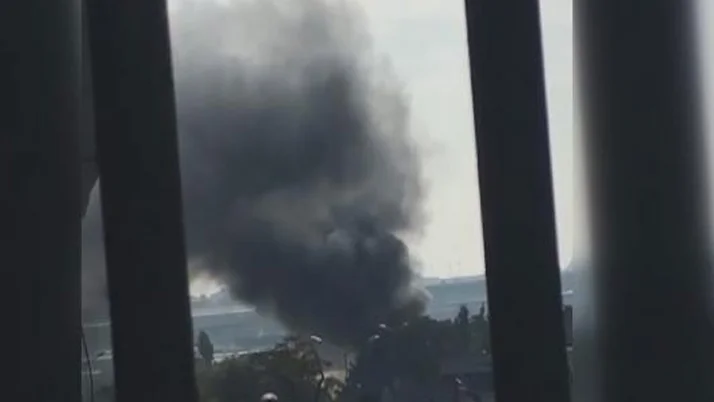 Bakırköy'de halı sahanın deposunda yangın! Ekipler olay yerinde