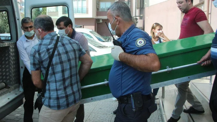 Adana'da uyandırmak için odaya giren annesi ölü buldu