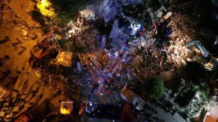 İzmir Bayraklı'da yıkılan binalardaki arama kurtarma çalışmaları havadan görüntülendi