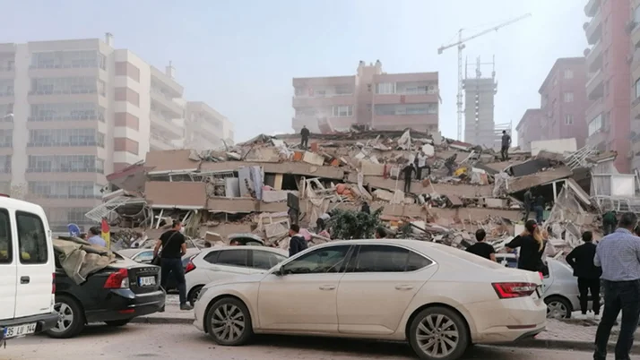 İzmir Belediye Başkanı Tunç Soyer'den deprem açıklaması: 20'ye yakın binada yıkım ihbarı aldık
