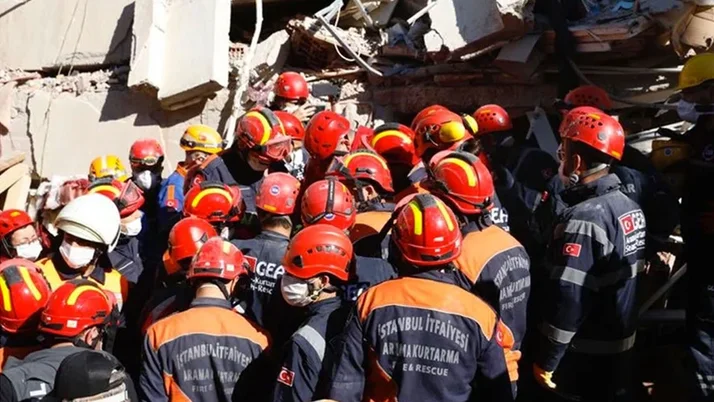 İzmir'deki depremde 26 saat sonra enkazın altından çıkarıldı