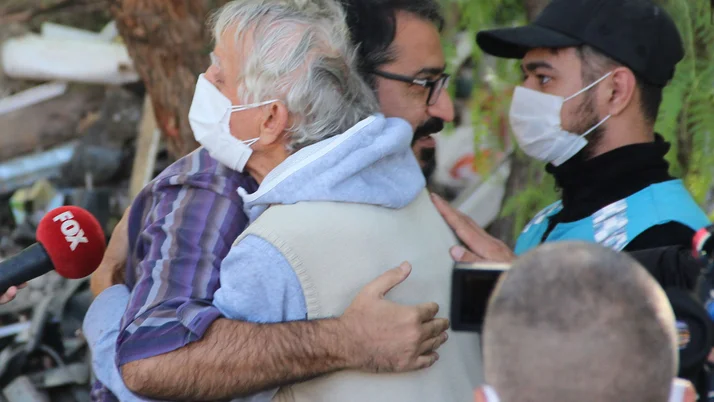 Enkaz altındaki eşinin ve çocuklarının sesini duyan babanın sevinç anları